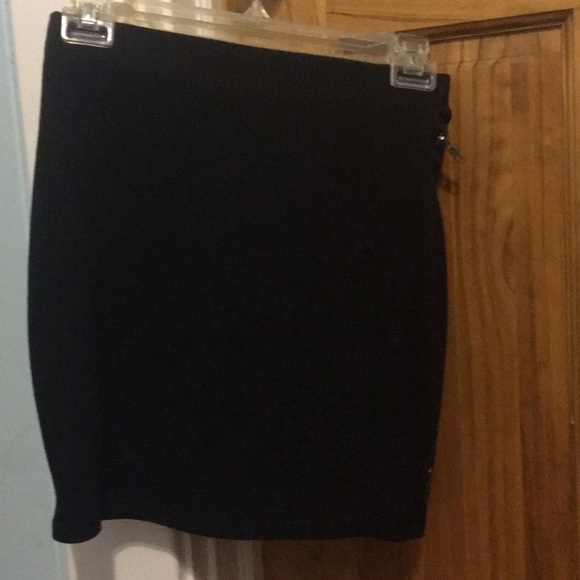 Black skirt with zippers on the front 🙌 - Picture 4 of 7